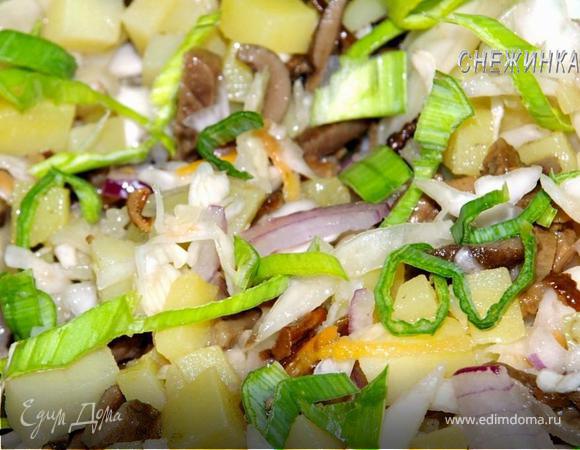 Вкуснее винегрета и оливье: рецепт салата из квашеной капусты, который «улетает» за секунды