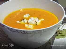 Морковный суп с кориандром и козьим сыром