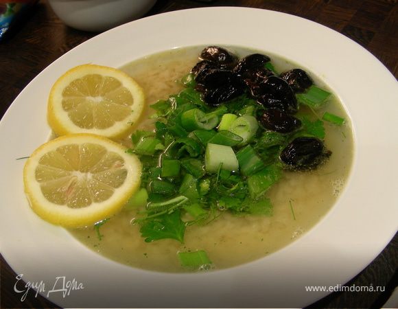 Легкий греческий суп с рисом, маслинами и зеленью