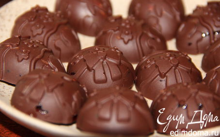 Рецепт Шоколадные конфеты с курагой и вишневым джемом