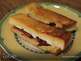 Мини-сэндвичи с ветчиной, вялеными помидорами и сыром