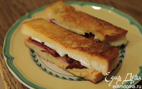 Рецепт Мини-сэндвичи с ветчиной, вялеными помидорами и сыром
