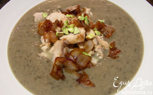 Рецепт Крем-суп из зеленой чечевицы с фуа-гра (или куриной грудкой), карамелизированным луком и фисташками