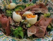 Итальянский салат с брокколи, ветчиной и кедровыми орешками