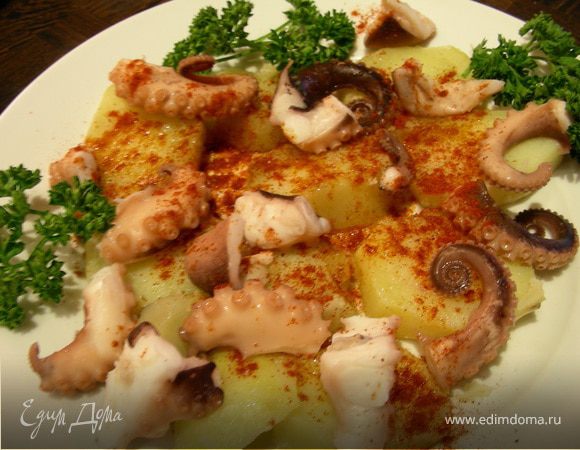 Осьминоги и кальмары с картофелем по-галисийски