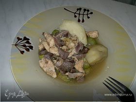 Желудки и грудка индейки с отварным картофелем и тушеным кабачком