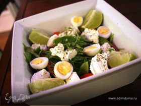 Салат с тунцом, перепелиными яйцами и черри
