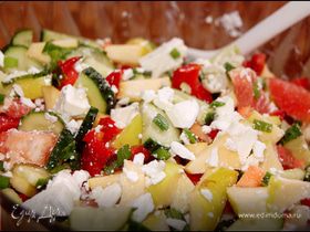 Фруктово-овощной салат с брынзой