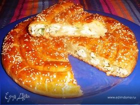 Пирог Улитка из слоеного теста с сыром и зеленью