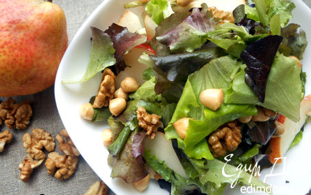 Рецепт Салат с грушей, копченым сыром и грецкими орехами