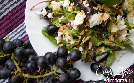 Рецепт Салат с виноградом, фетой и миндальными лепестками