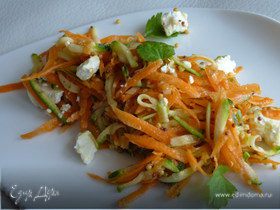 Салат из цукини, моркови и козьего сыра