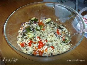 Салат из смеси риса с печеными овощами