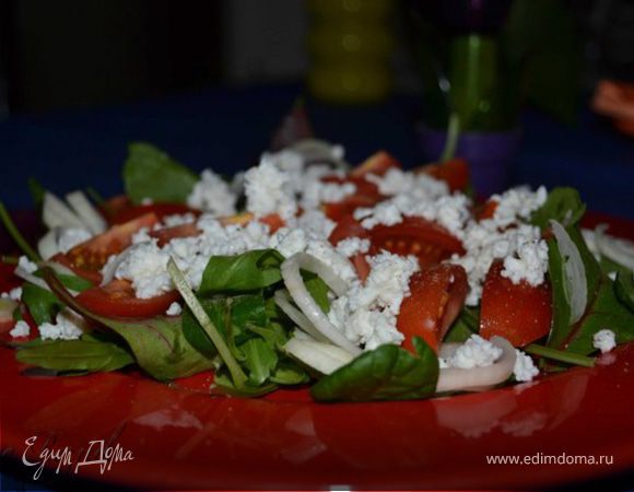 Зеленый салат с помидорами черри и рикоттой