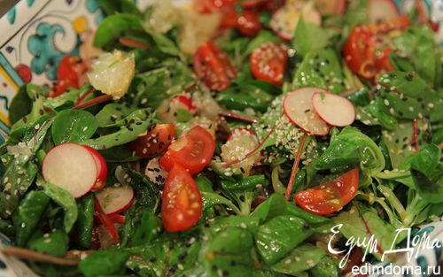 Рецепт Зеленый салат с редиской, помело и помидорами черри