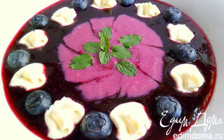 Рецепт Черничный супчик с ягодами, мятой и взбитыми сливками