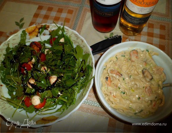 Тальятелле с морепродуктами в сливочном соусе и лёгкий салат с руколой (Аl Italia)