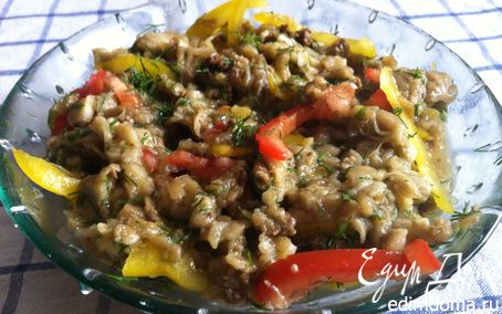 Рецепт Салат из печеного баклажана и свежих овощей