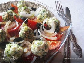 Салат из огуречно-брынзовых шариков и помидоров