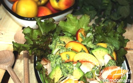 Рецепт Салат с нектаринами,авокадо и курицей под мятным песто