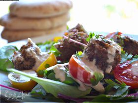 Израильский теплый салат с домашним фалафелем и тхиной