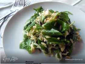 Салат со шпинатом, орзо и фетой