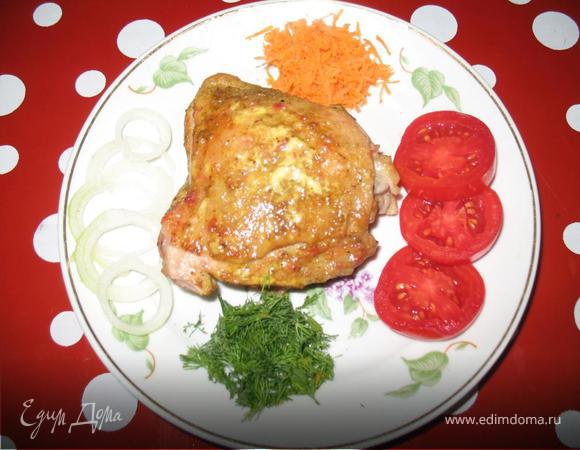 Куриные бёдра, запечённые с помидорами и сыром