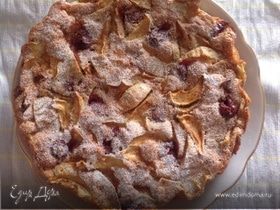 Пирог с вишней и яблоком