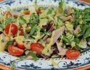 Салат с индейкой, фасолью и огурцами
