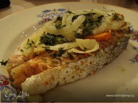 Стейк лосося, запеченного в фольге «HomeQueen» с овощами