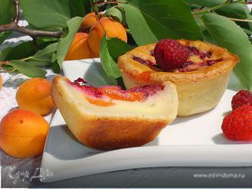 Творожные заливные корзиночки с абрикосами и малиной