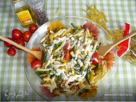 Теплый салат с макаронами и овощами