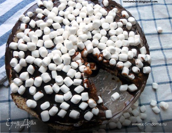 Десерт с малиновой начинкой и маршмеллоу