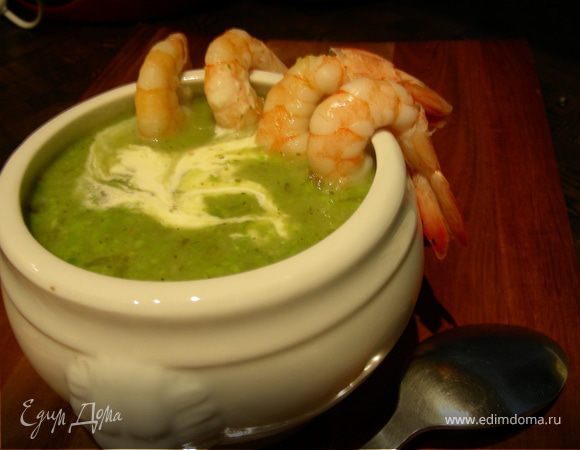Суп с зеленым горошком, соусом песто и креветками