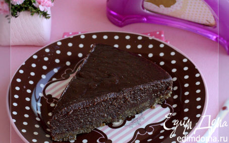 Рецепт Шоколадный торт с финиками и ореховым кремом без муки и сахара