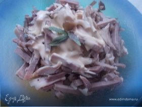 мясной салат с языком и маринованными грибами