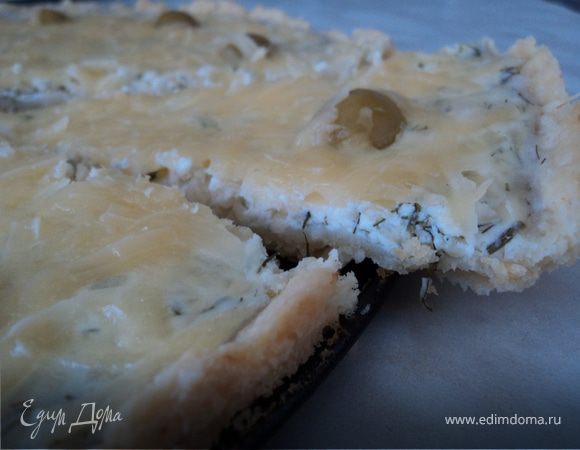 Открытый пирог с двумя видами сыра