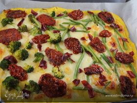 "Пицца" из поленты с брокколи, вялеными томатами и моцареллой