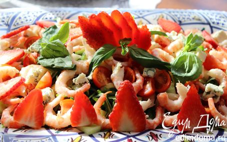 Рецепт Праздничный салат с руколой, креветками и клубникой