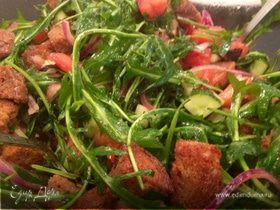 Легкий салат из руколы с чесночными крутонами
