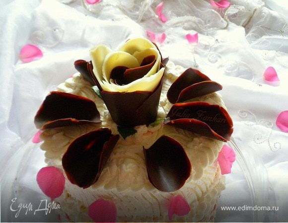 Торт к годовщине свадьбы с лепестками шоколадных роз (с малиновым и манговым кремами)