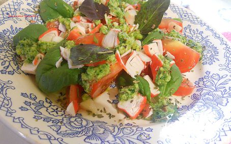 Рецепт Салат с помидором, шпинатом и песто