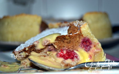 Рецепт Пирог с малиной в ванильном креме под ореховым одеялом