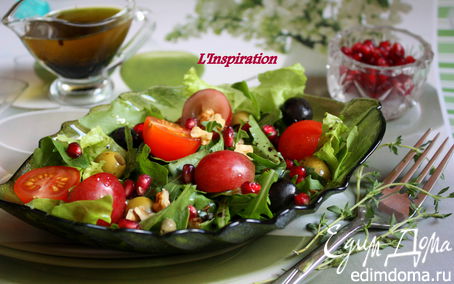 Рецепт Салат с виноградом, черри и грецкими орехами