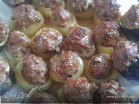Картофель и баклажаны, фаршированные свиным фаршем, беконом и грибами шиитаке