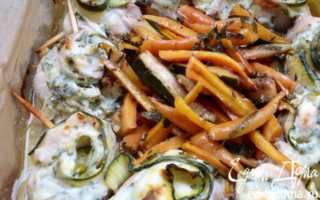 Рецепт Куриные творожные рулетики с цукини, запеченные с маринованной молодой морковью