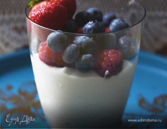 Домашний ванильный йогурт с ягодами