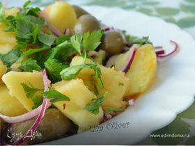 Теплый картофельный салат с красным луком и оливками