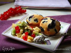 Черничные кексы с фруктовым салатом
