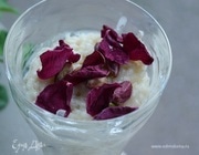 Молочно-рисовый десерт с фисташками и лепестками роз